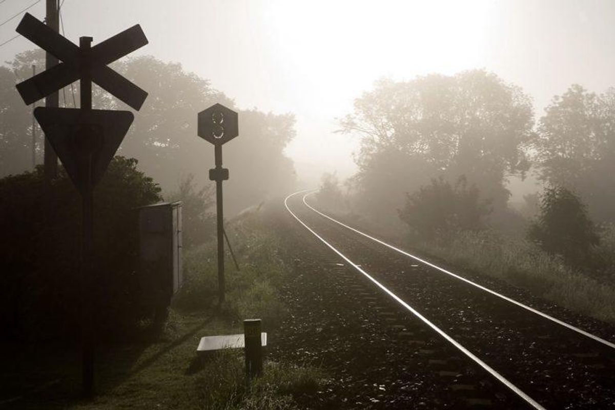 Det giver et klip i kørekortet, hvis man kører over en jernbaneoverskæring, når bommene er nede, lysene blinker eller der på anden måde er givet signal til, at man skal standse. Foto: Jens Nørgaard Larsen/Scanpix