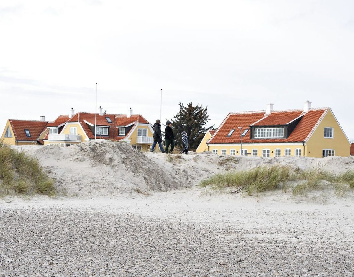 Den ødelagte fredede klit ved Skagen Sønderstrand. Klitten blev ramt af hærværk, hvor en gummiged har fjernet toppen af et stort klitområde og skubbet sandet ned på stranden.. (Foto: Henning Bagger/Scanpix)