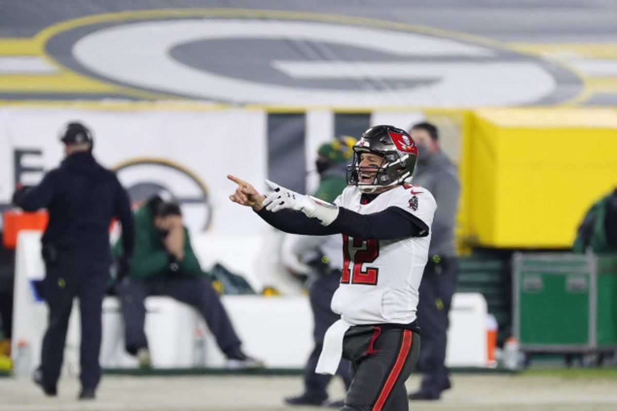 Tom Brady fejrer sejren i de døende sekunder af kampen mellem Tampa Bay Buccaneers og Green Bay Packers. Foto: Stacy Revere/AFP