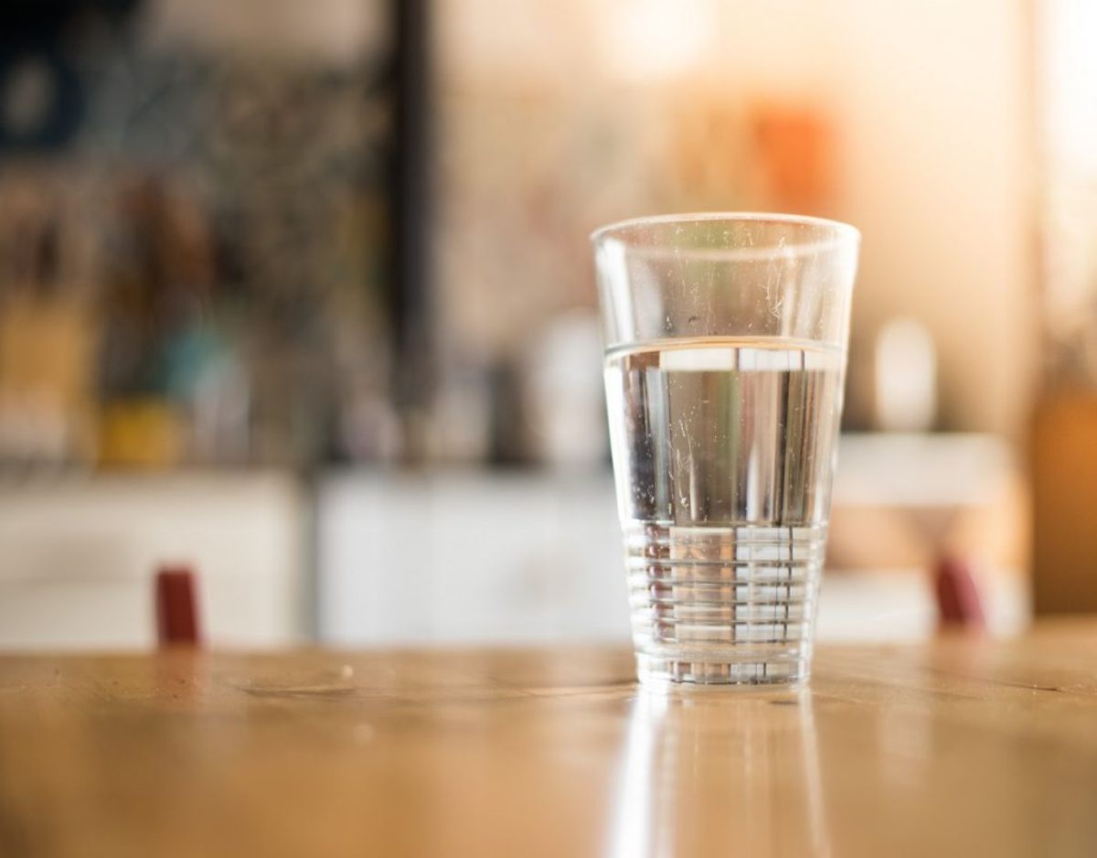 Et koldt glas vand kan være højt elsket, men skjolderne, som det kan efterlade, er forfærdelige. KLIK VIDERE OG SE, HVORDAN DU FJERNER DE GENSTRIDIGE PLETTER. Foto: Colourbox