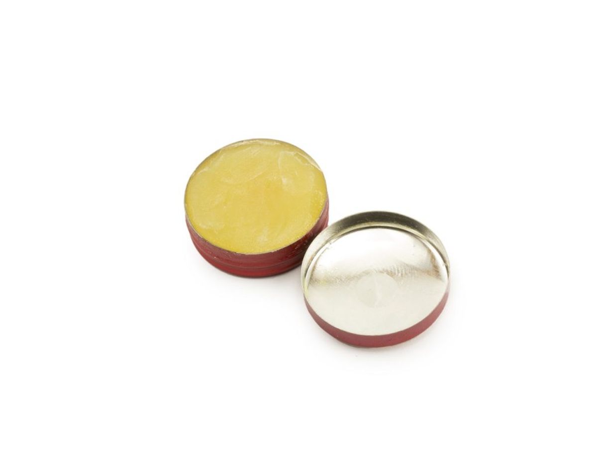Alternativt kan du også gribe fat i vaselinen, som du kan sprede rundt i den ring, som glasset har efterladt. Dette lader du sidde natten over. Foto: Colourbox