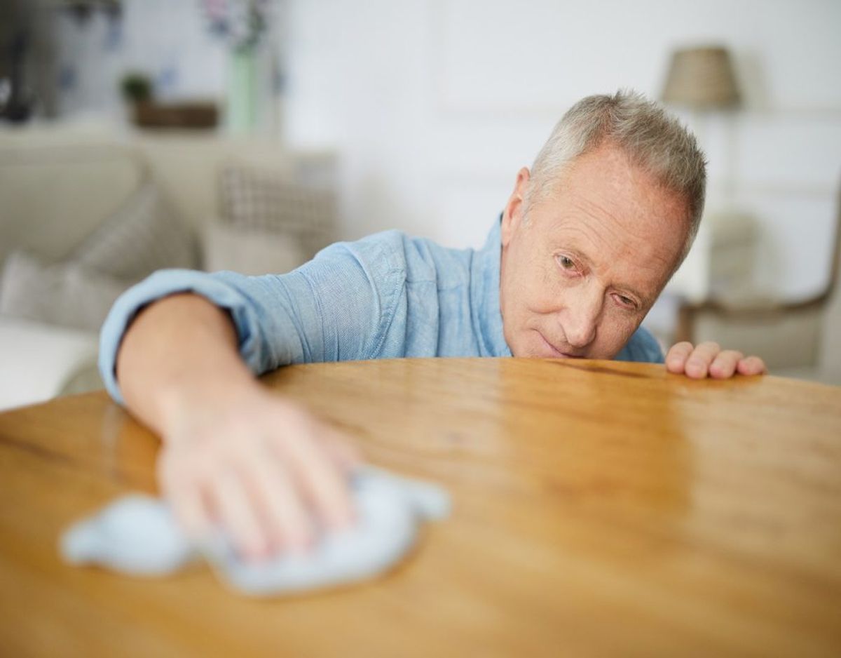 Når vaselinen har siddet natten over, så tørrer du bordet ordentlig af. Det er vigtigt at huske, at inden du bruger vaseline, så skal bordet være støvet af. Foto: Colourbox