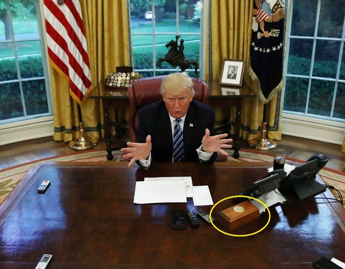 Det er den særlige boks markeret med gul ring omkring, der er fjernet fra skrivebordet. På boksen er der en knap, hvor Donald Trump kunne tilkalde en butler, som straks serverede hans favorit-drik: En Coca-Cola Light. REUTERS/Carlos Barria/Ritzau Scanpix.