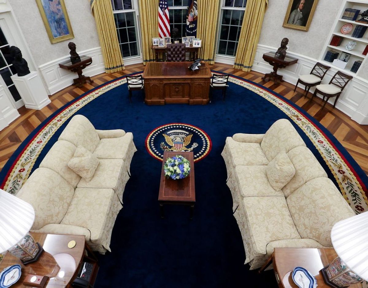Det ovale kontor i Det Hvide Hus er præsidentens helt egen arbejdsplads. Nu er Joe Biden rykket ind. KLIK VIDERE og se hvad han har tilføjet – og ikke mindst fjernet – efter Donald Trump er flyttet ud. Foto: Ritzau Scanpix.