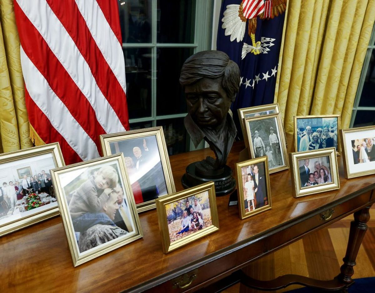 Blandt de personlige ting Joe Biden har taget med ind i det ovale kontor, er en række familiebilleder. Foto: Ritzau/Scanpix.