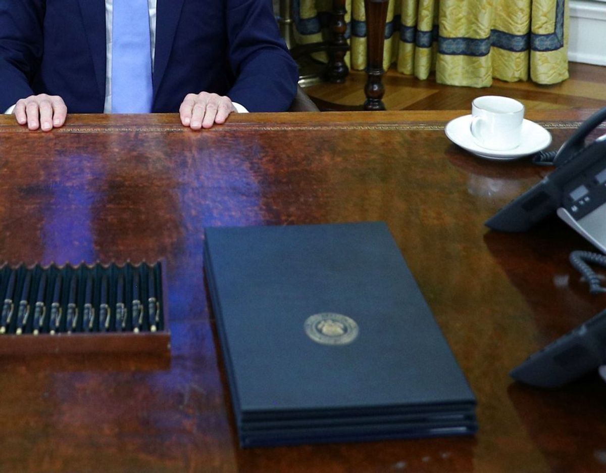 Noget helt særligt mangler på skrivebordet – noget som Donald Trump fik installeret. Og som Biden straks har fjernet igen. Se det på næste billede. Foto: Ritzau Scanpix.