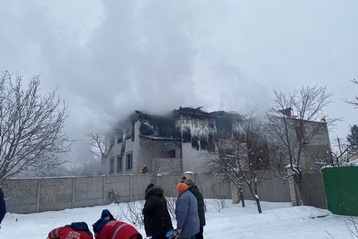 Branden brød ud på første sal af bygningen på to etager. I alt 33 personer var i bygningen, da det skete. Foto: State Emergency Service Of Ukraine/Reuters