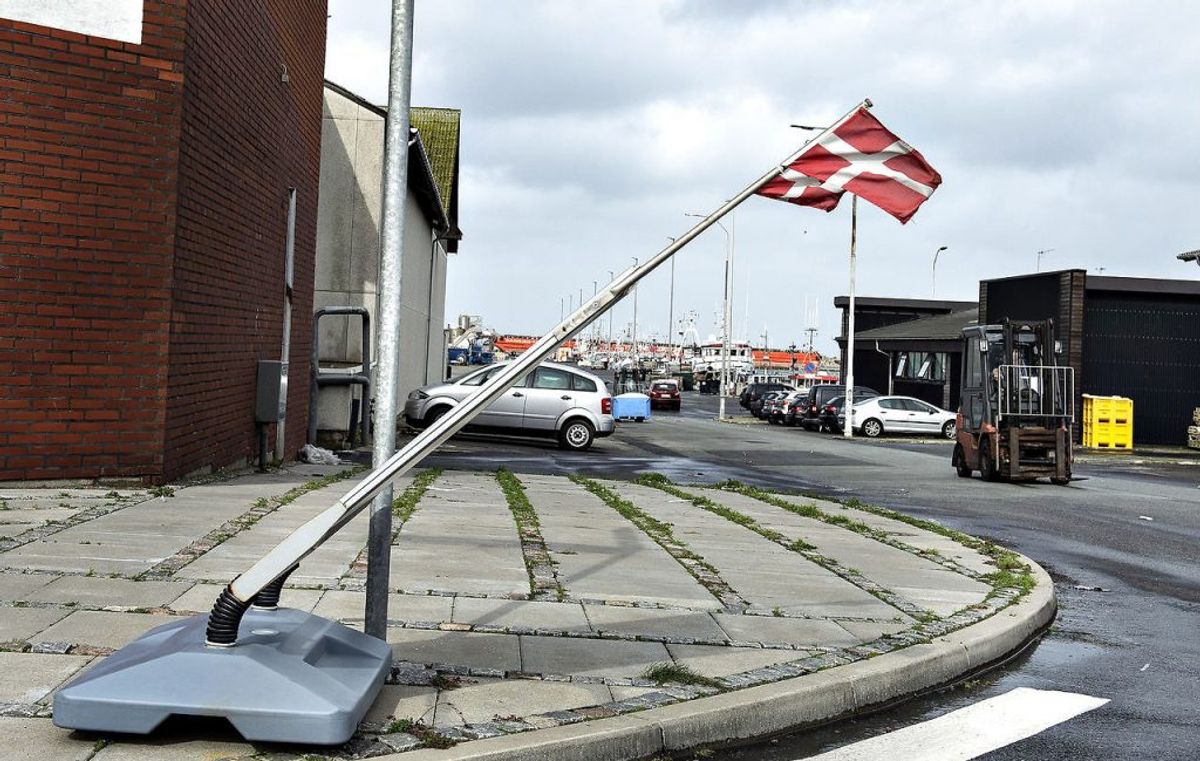 Om havnecaféens flag klarede stormen Knud i 2018 er uvist, men torsdag bliver Hanstholm i hvert fald hårdt ramt af kraftig blæst. Igen. (Foto: Henning Bagger/Ritzau Scanpix)