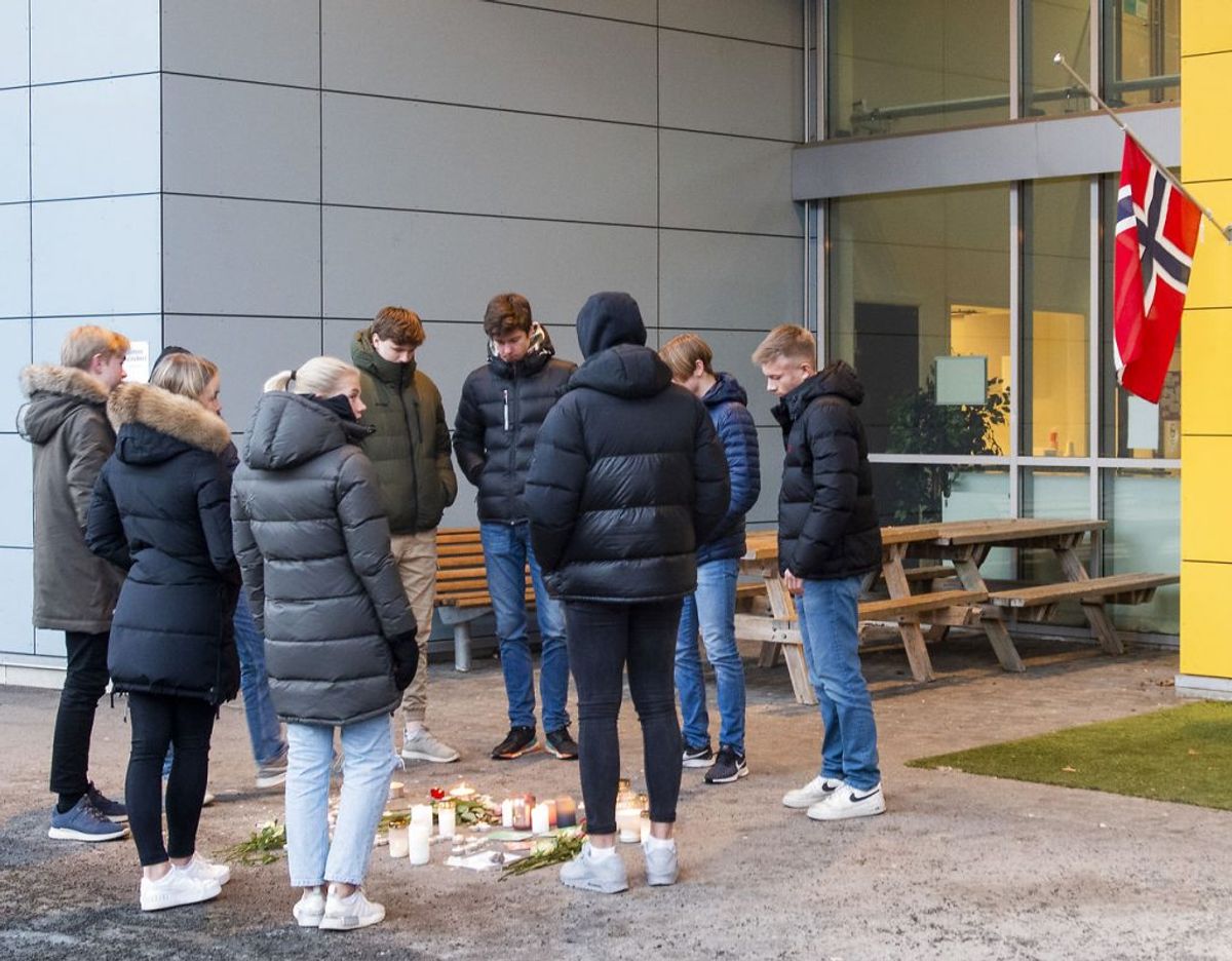 Elever står rundt om blomster og lys som er lagt ned ved Svolvær skole mandag formiddag. Foto: AIdem Media / NTB