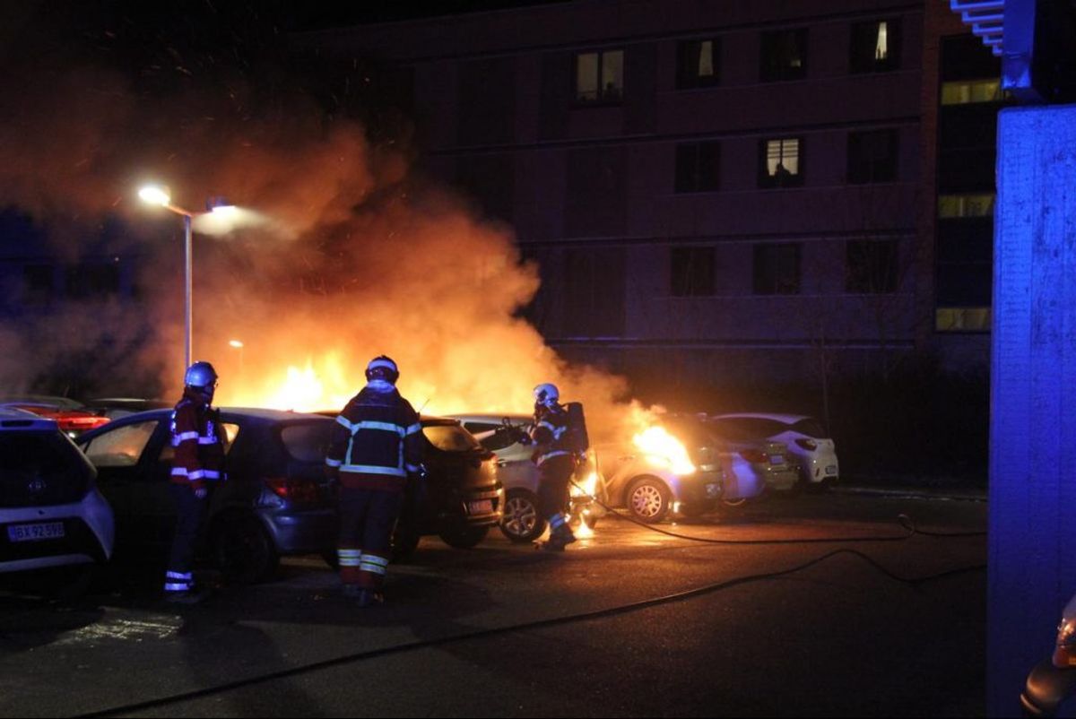 Her er brandfolk i gang med at slukke bilbrand i Ågården i Ishøj. Foto: Frank Karlsen/Øxenholt foto