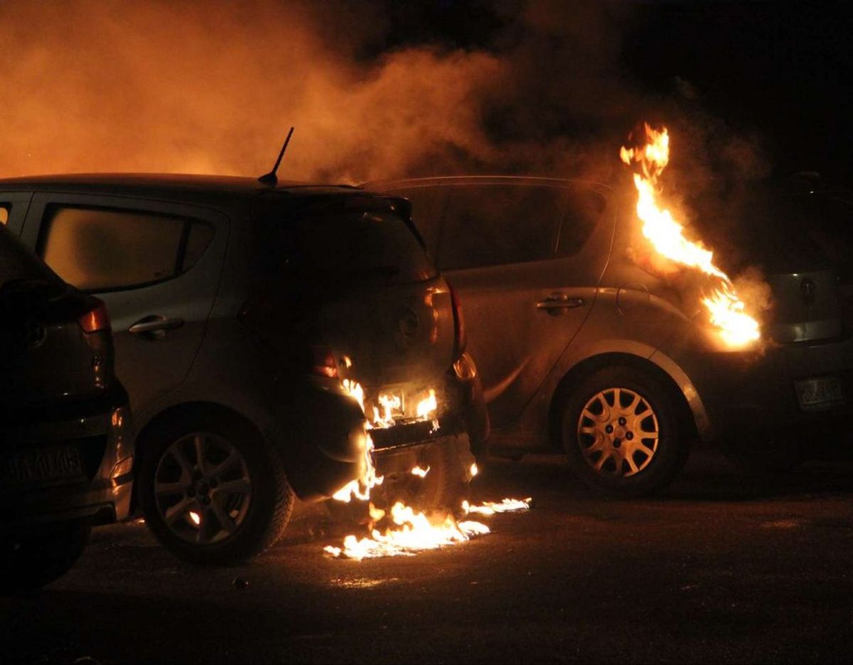 Biler i brand i Ågården i Ishøj. Foto: Øxenholt foto/Frank Karlsen