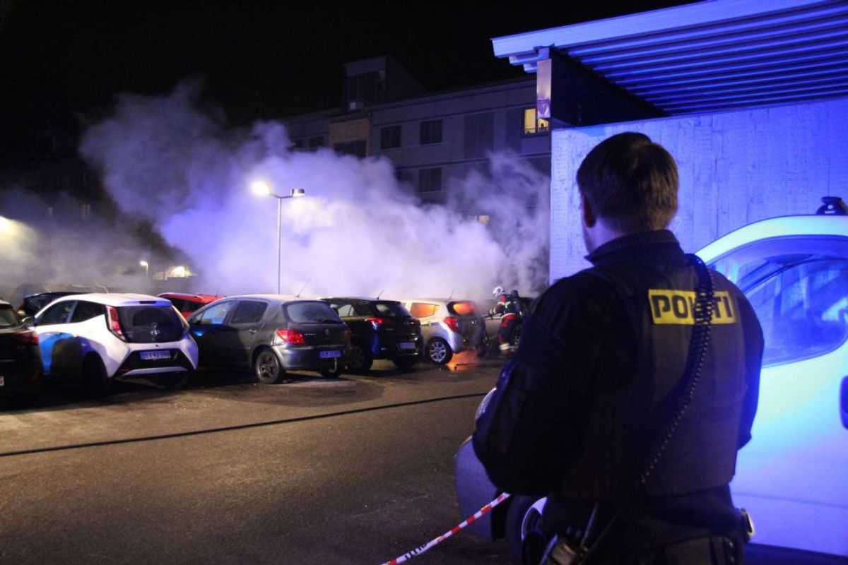 Politiet var selvfølgelig også til stede ved bilbrandene. Foto: Øxenholt foto/Frank Karlsen