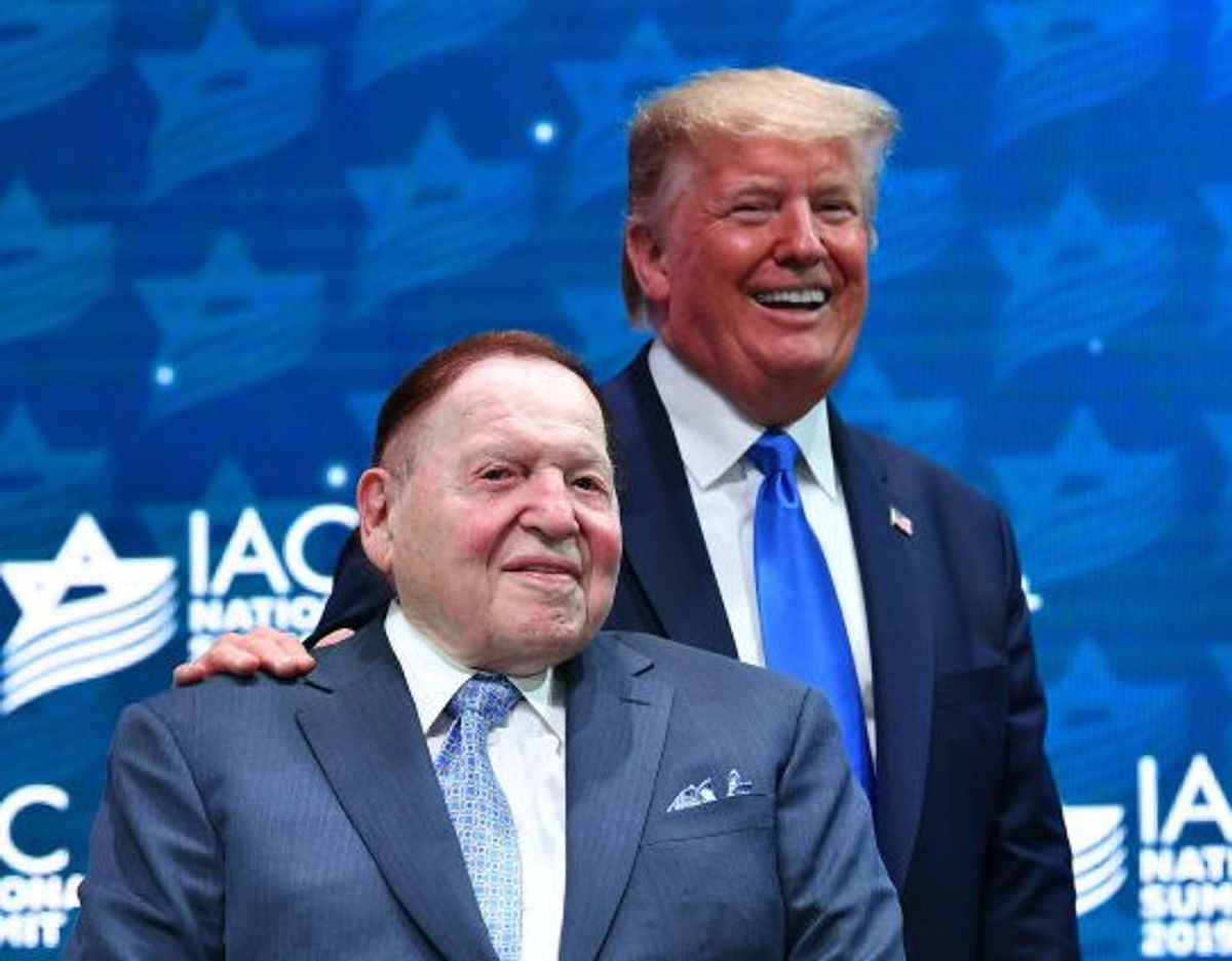 Så gode venner var de – milliardæren Sheldon Adelson og præsident Donald Trump. Her under et møde i Israeli American Council i december 2019. Foto: Mandel Ngan/AFP