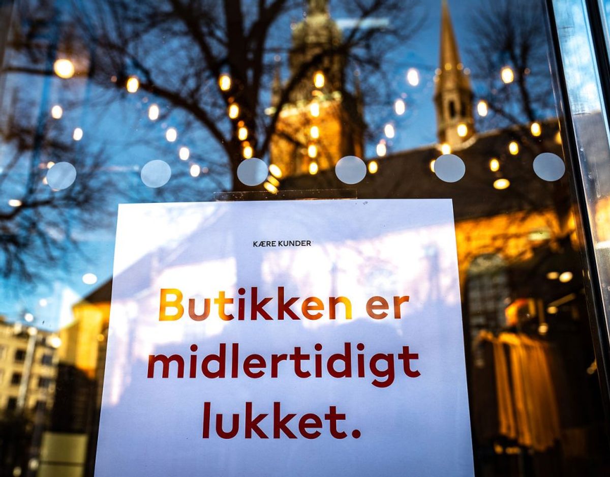 Folk holder afstand. Butikker holder lukket. Cronasmitten aftager. Det går bare ikke hurtigt nok. Foto: Emil Helms / Ritzau Scanpix
