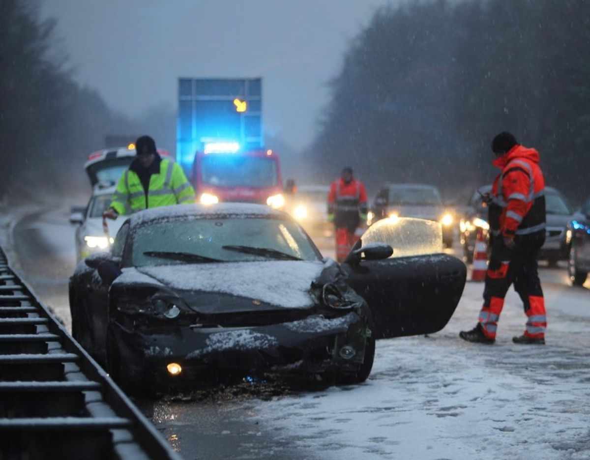 En Porsche endte søndag i autoværnet på Vestmotorvejen efter et uheld. KLIK FOR FLERE BILLEDER FRA STEDET. Foto: Presse-fotos.dk.