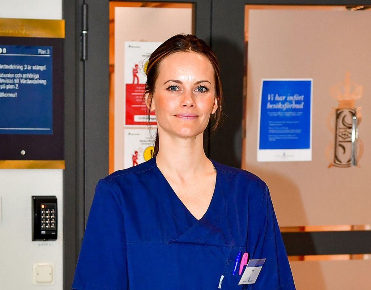 Trods både et alt for tæt bekendtskab med covid-19 og det glædelige faktum, at hun venter barn nummer tre, har prinsesse Sofia tænkt sig at fortsætte som frivillig på Sophiahemmet lige så længe hun kan. Foto: Scanpix/TT News Agency/Jonas Ekstromer via REUTERS