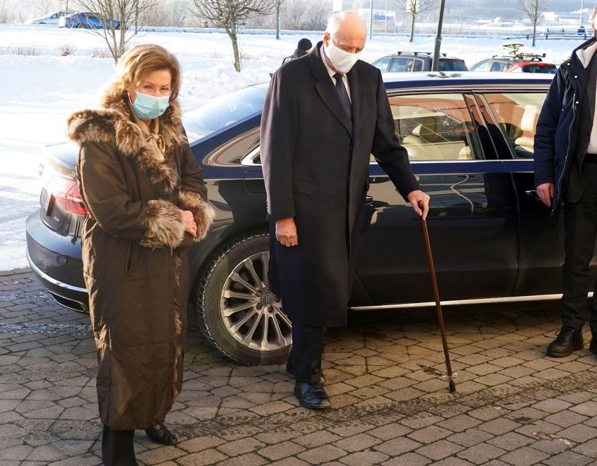 Det norske kongepar ankommer til Olavsgaard Hotel. Klik videre for flere billeder. Foto: Scanpix/NTB/Lise Aaserud via REUTERS