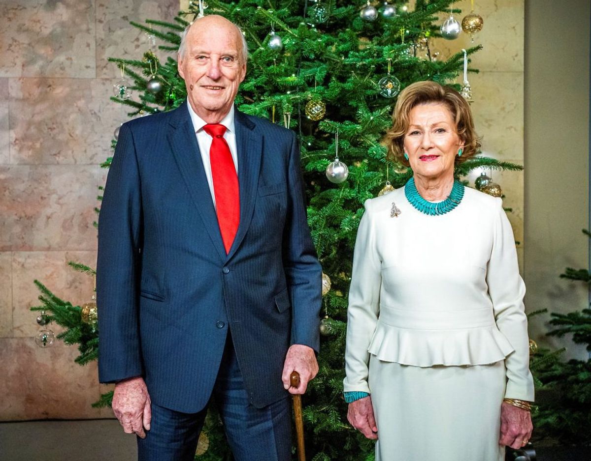 Kong Harald og dronning Sonja besøgte søndag et hotel i det katastroferamte område Gjerdum, hvor et jordskred har haft fatale følger med flere døde og savnede. Tirsdag blev der konstateret covid-19 smitte på hotellet. Klik videre for flere billeder. Foto: Scanpix/Hakon Mosvold Larsen/NTB via REUTERS