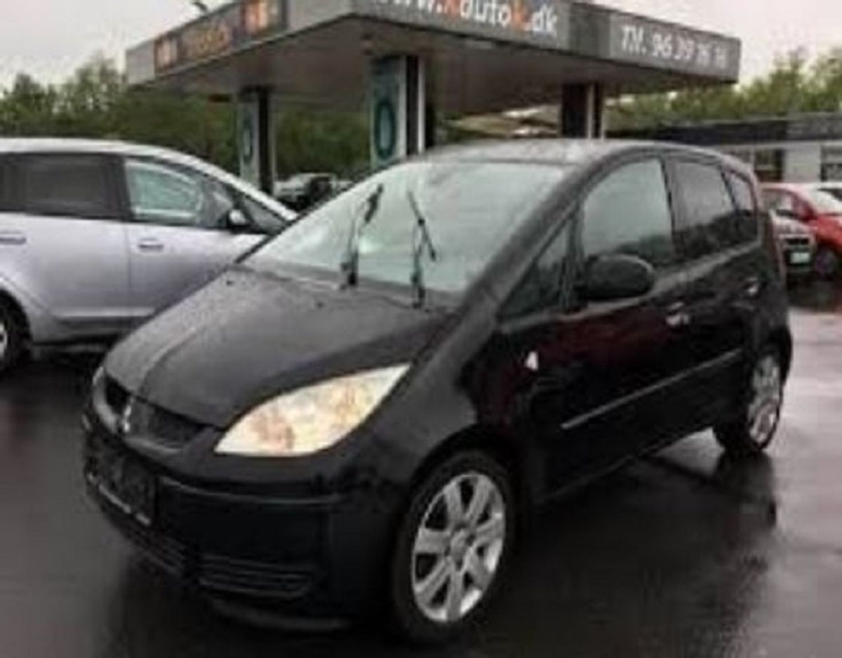 Det er denne sorte Mitsubishi Colt, som de unge mennesker var kørende i. Foto: Fyns Politi.