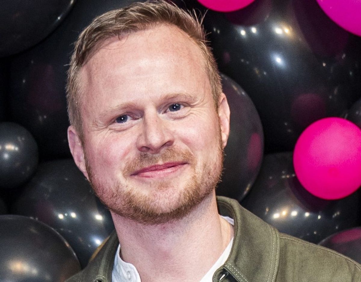 Komikeren Jonatan Spang har ekstra meget at smile af for tiden. I sommer giftede han sig nemlig med kæresten gennem tre år, Louise Ryberg. Foto: Martin Sylvest/Scanpix.