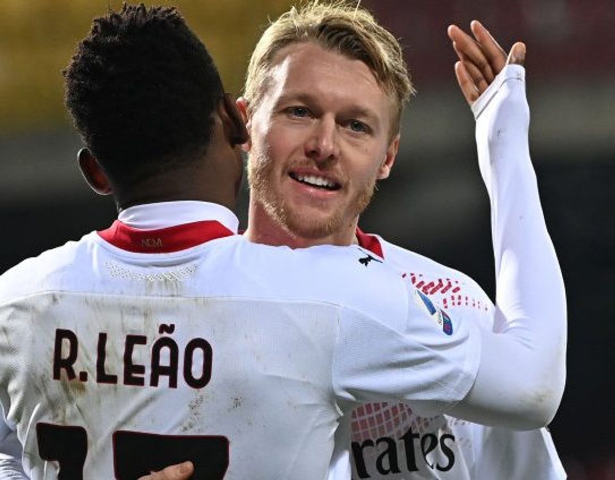 Simon Kjær lykønsker Rafael Leao med målet til 2-0.
Foto: Andreas Solaro/AFP