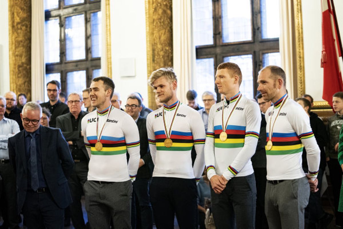 Rasmus Lund Pedersen, Julius Johansen, Frederik Rodenberg Madsen og Michael Mørkøv hyldes her på Københavns Rådhus efter at have vundet guldmedaljer ved VM i banecykling. Foto: Ida Guldbæk Arentsen/Scanpix