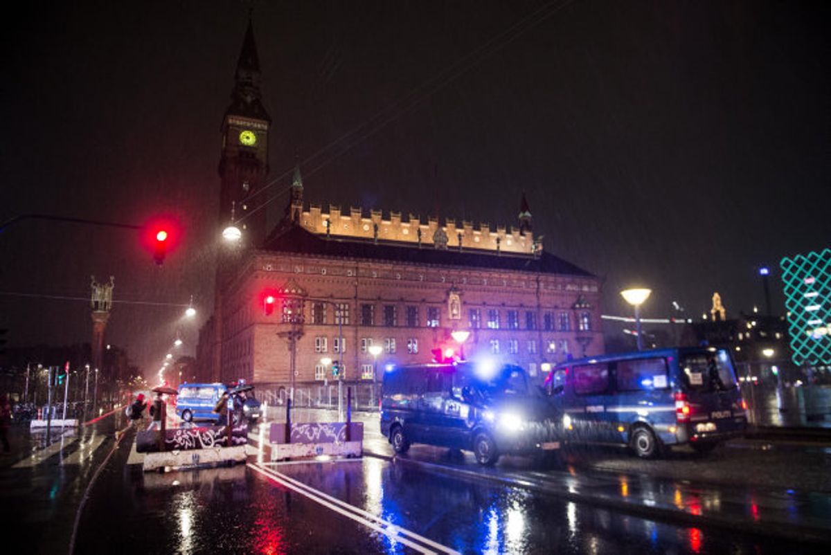 Politiet melder, at de fleste mennesker omkring Rådhuspladsen i Købehavn overholder regler og retningslinjer nytårsaften. Foto: Tim Kildeborg Jensen/Scanpix