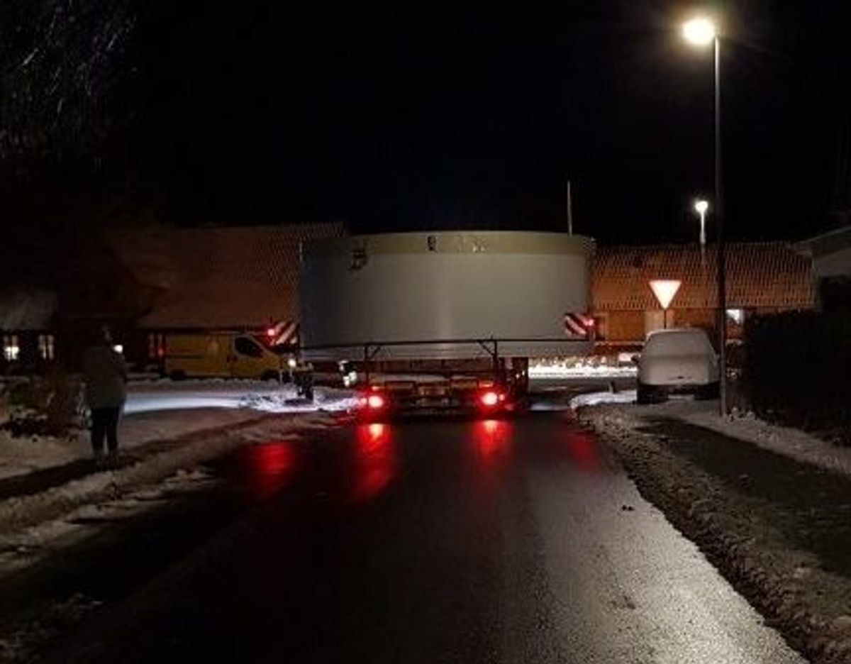 Beboerne bliver vækket af sværtransporter som denne om natten. Privatfoto