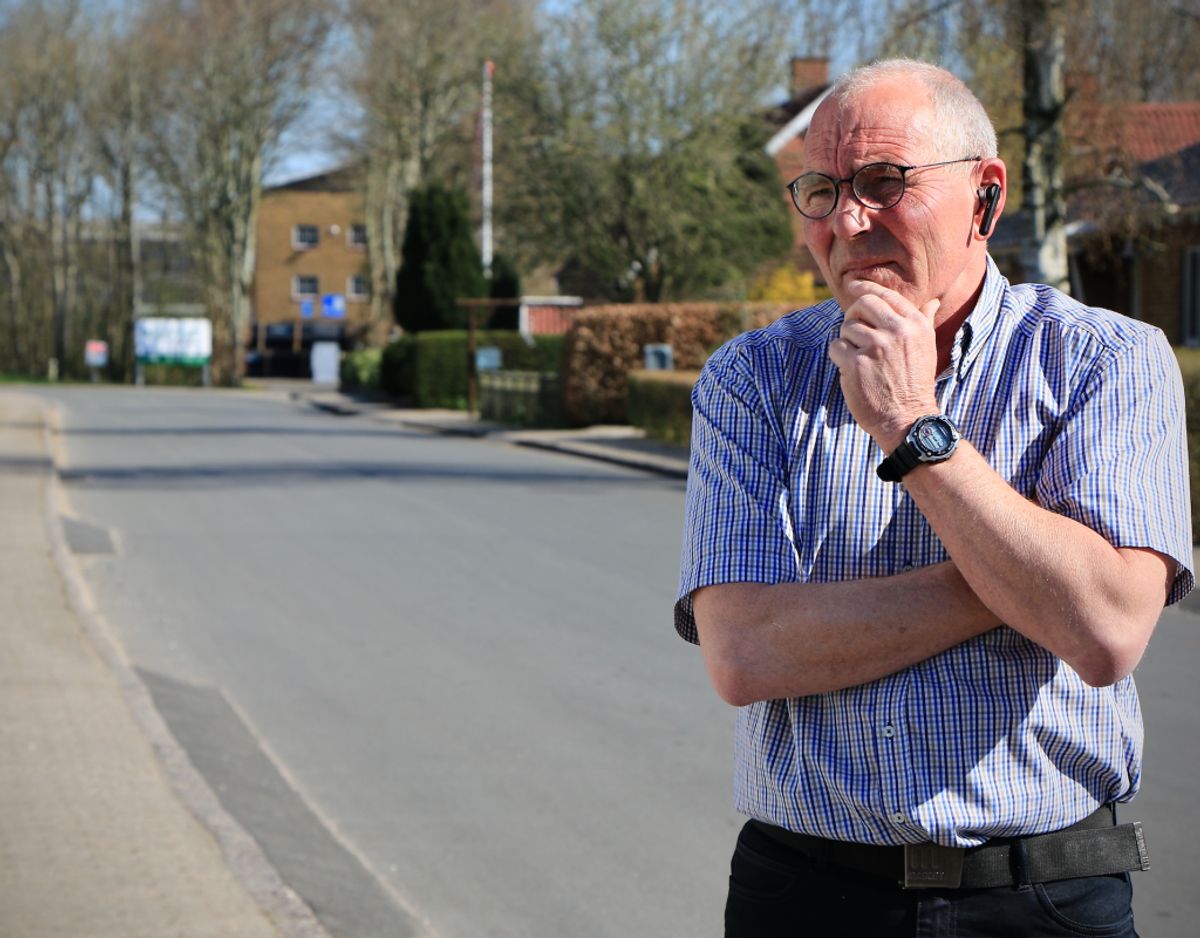 60-årige Bjarne Christensen har fået nok af vindmøller og den tiltagende tunge trafik på sin villavej i den lille by Arnum. Foto: Claus Jessen