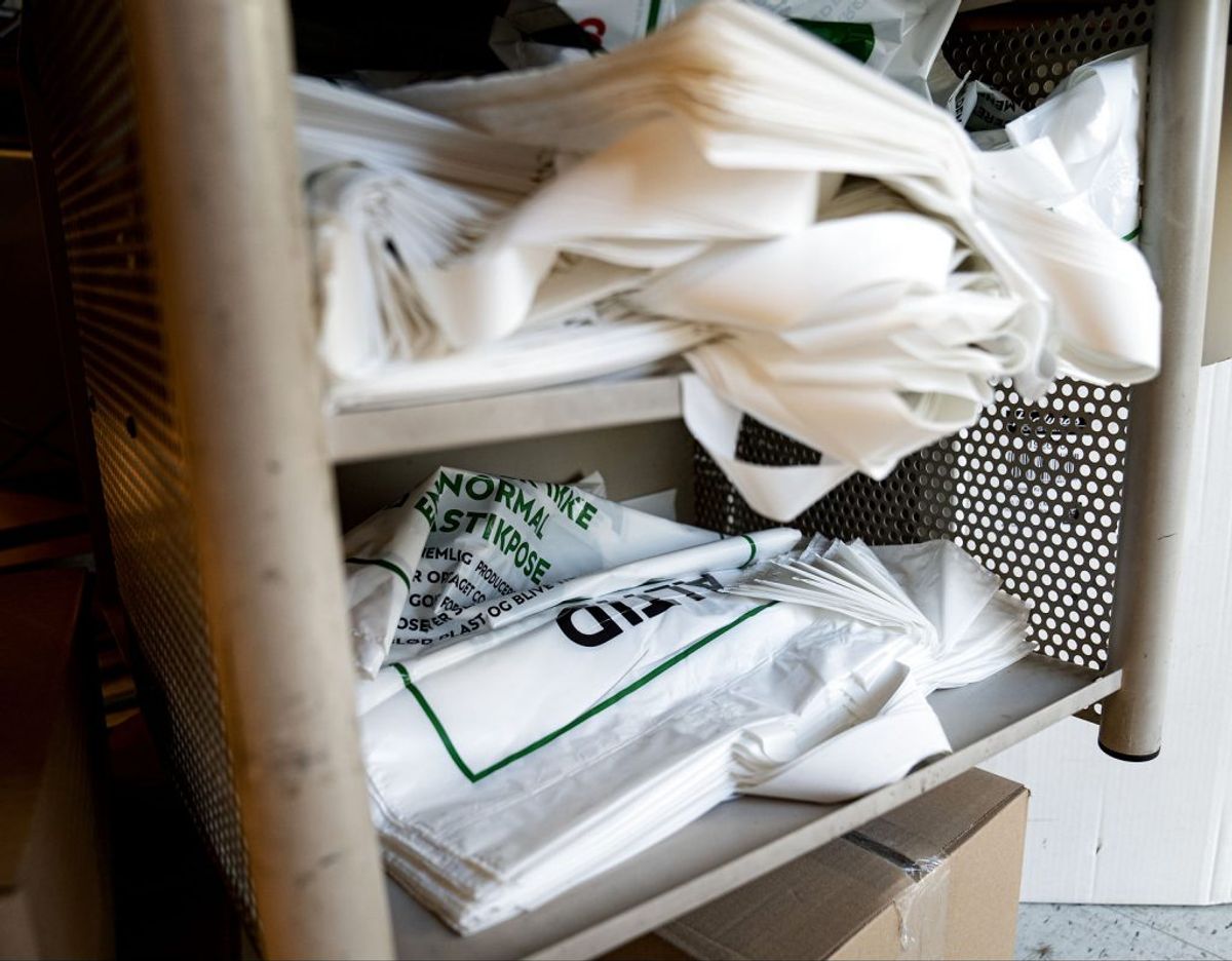 Før i tiden var der to forskellige typer plastikposer i supermarkedet. Men den billigere, såkaldte “knitrepose” bliver helt forbud fra 1. januar 2021. Den er nemlig ikke genanvendelig. (Foto: Niels Christian Vilmann/Ritzau Scanpix)