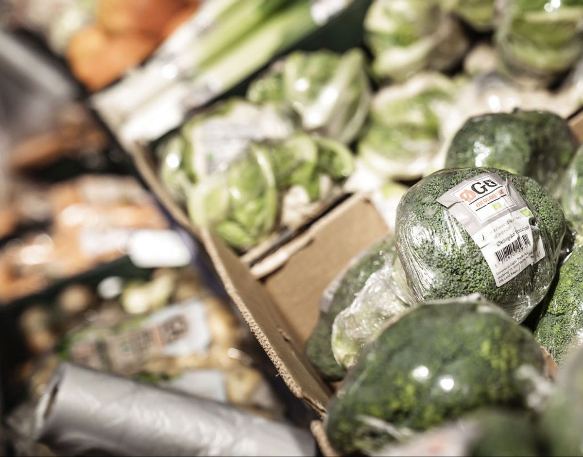 Rullen med de tynde plastikposer i frugt- og grøntafdelingen vil du fortsat finde. Den bliver bevaret for at hjælpe til med hygiejnen og undgå madspild. Foto: Thomas Lekfeldt/Ritzau Scanpix