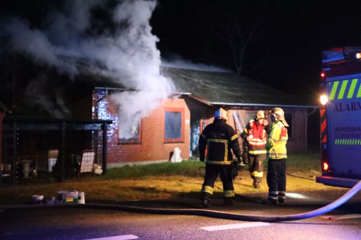 Dele af huset var overtændt, da politi og brandvæsen nåede frem. Klik for flere billeder. Foto: Øxenholt Foto