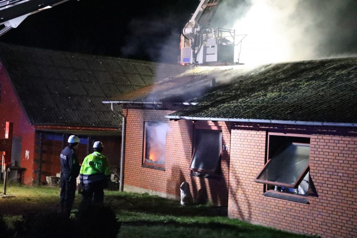 Dele af huset var overtændt, da politi og brandvæsen nåede frem. Klik for flere billeder. Foto: Øxenholt Foto