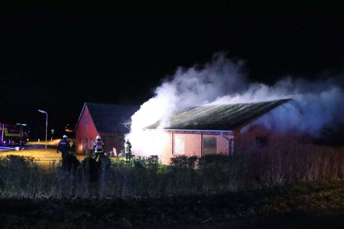 Dele af huset var overtændt, da politi og brandvæsen nåede frem. Klik for flere billeder. Foto: Øxenholt Foto