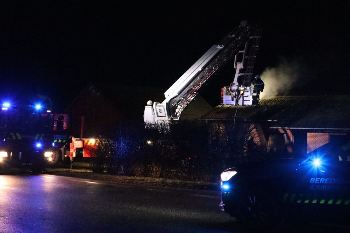 Dele af huset var overtændt, da politi og brandvæsen nåede frem. Klik for flere billeder. Foto: Øxenholt Foto