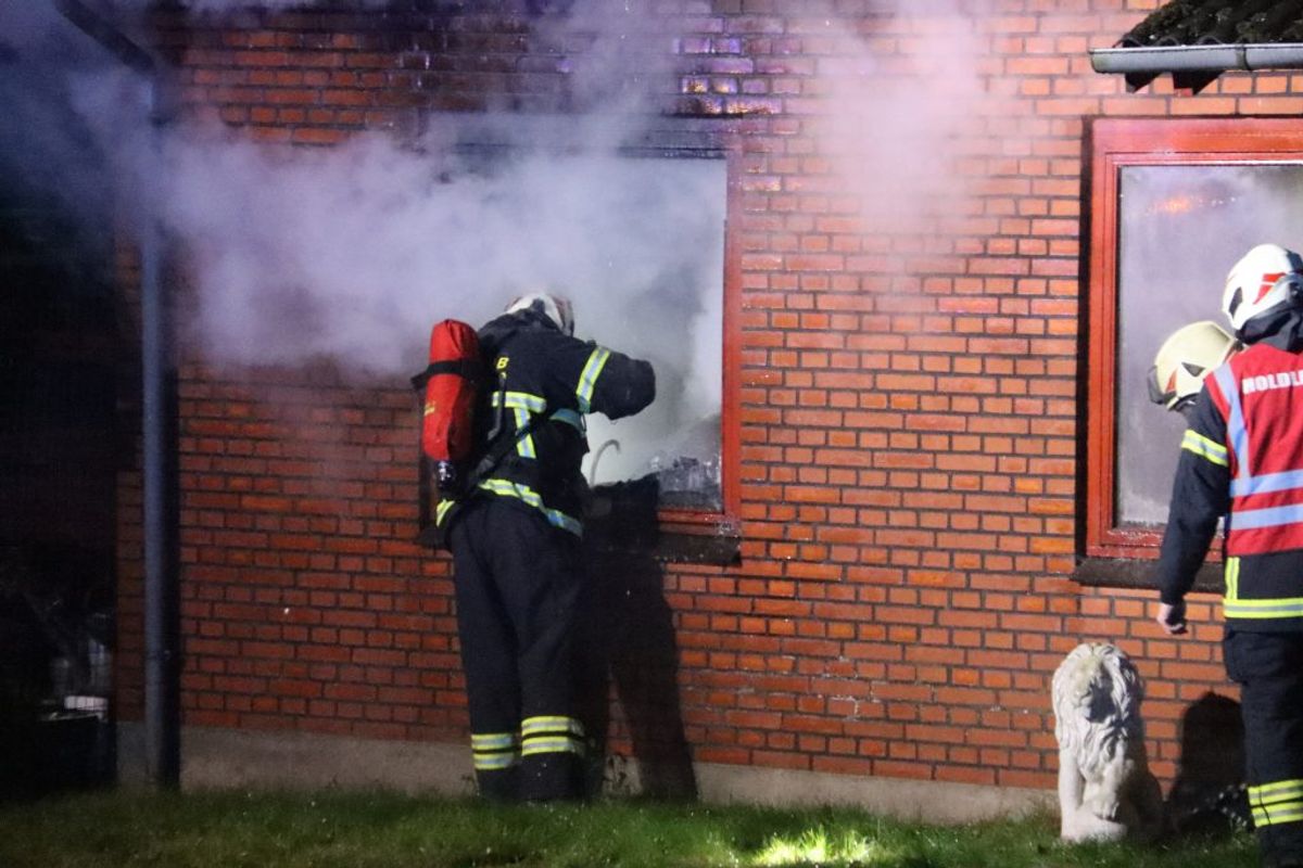 Dele af huset var overtændt, da politi og brandvæsen nåede frem. Klik for flere billeder. Foto: Øxenholt Foto