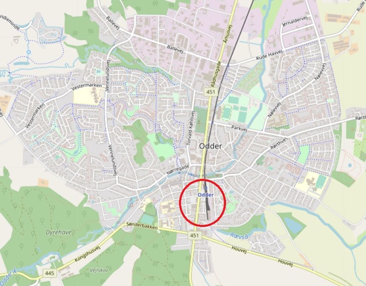Det fandt sted her i Banegårdsgade i Odder. Foto: ©OpenStreetMap-bidragsydere.