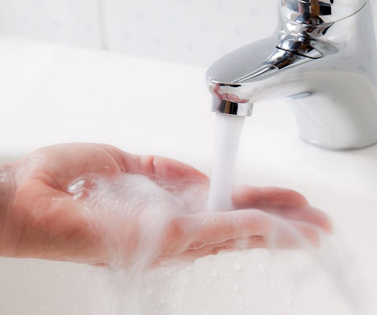 Vask altid hænder grundigt med sæbe, inden du begynder at lave mad og efter toiletbesøg. Kilde: Statens Serum Institut. Arkivfoto.