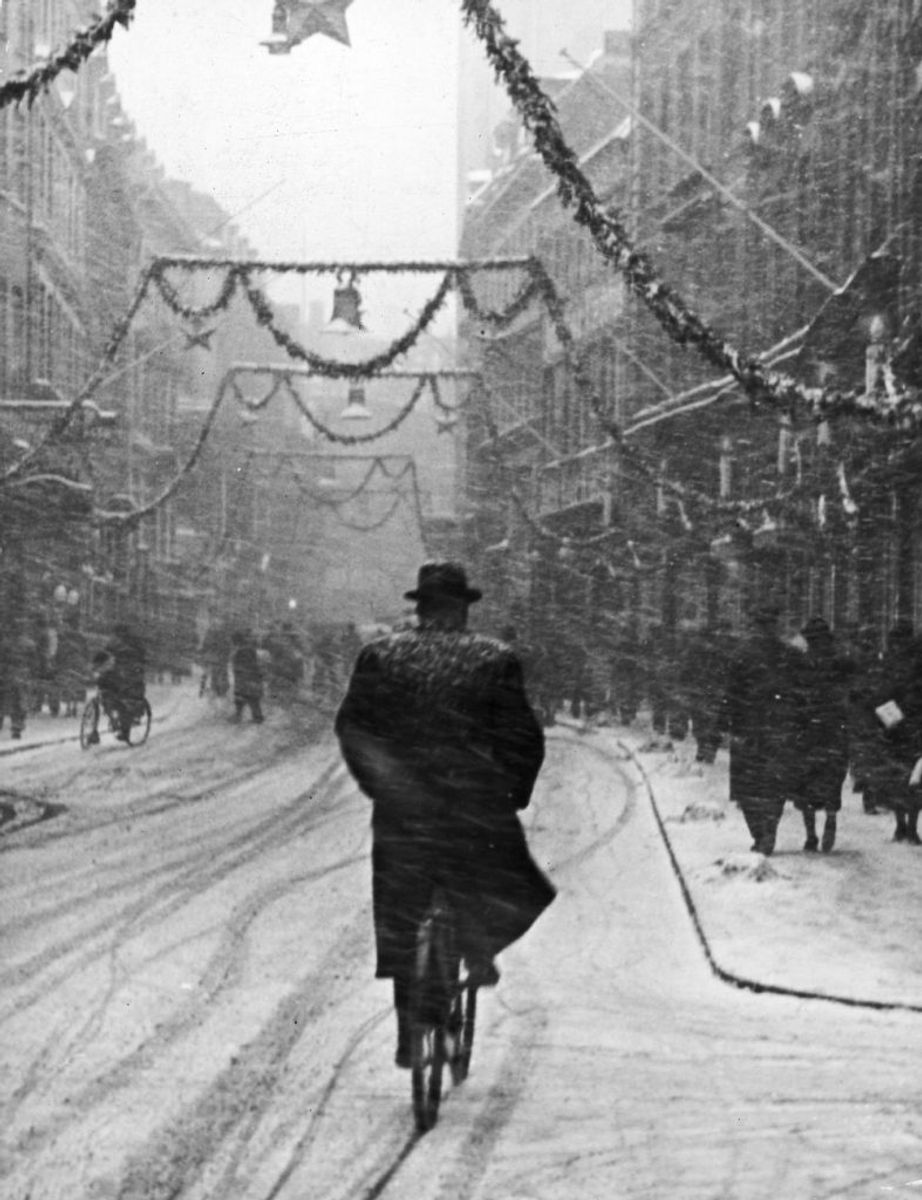 Snevejr på Strøget, december 1938, som var den næste hvide jul i rækken. Foto: Scanpix.