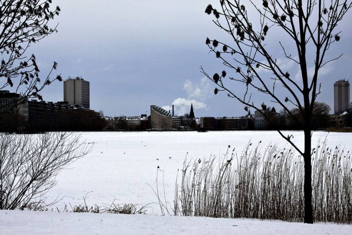 Hvid jul igen. Skt. Jørgens Sø i København er frosset til i baggrunden Tycho Brahe Planetarium fredag den 24. december 2010. . Med en gentagelse er det første gang, så længe nogen kan huske tilbage, at vi får en landsdækkende hvid jul to år i træk. (Foto: Brian Bergmann/Scanpix 2010)