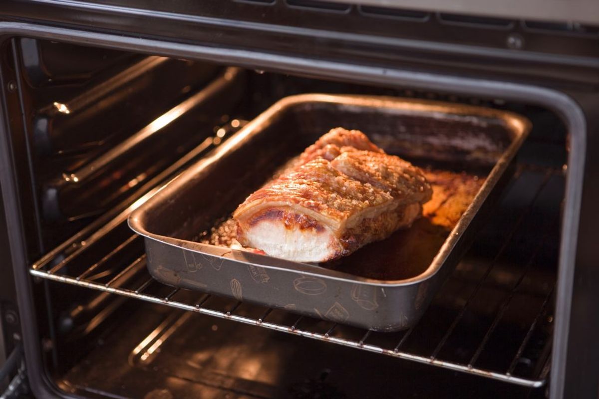 Det hele starter så lovende. Sværene er tæt på perfekte, anden er lækker og duften ikke til at tage fejl af. Men ovnen er et helvede efterfølgende. KLIK VIDERE OG SE, HVORDAN DU GØR OVNEN REN. Foto: Colourbox