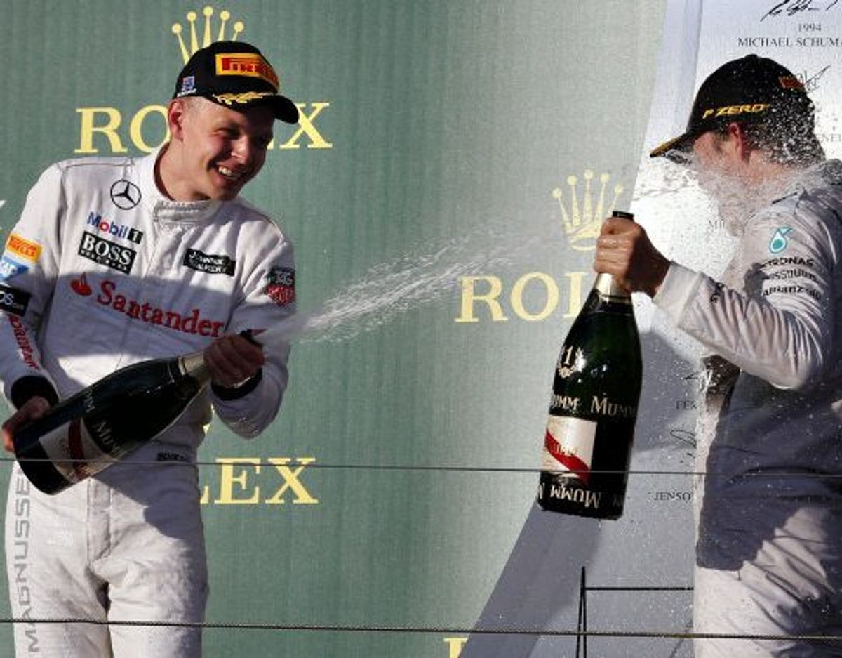 Kevin Magnussen giver Nico Rosberg et bad i champagne efter den succesfulde debut i Melbourne. (Arkivfoto). Foto: David Gray/Reuters