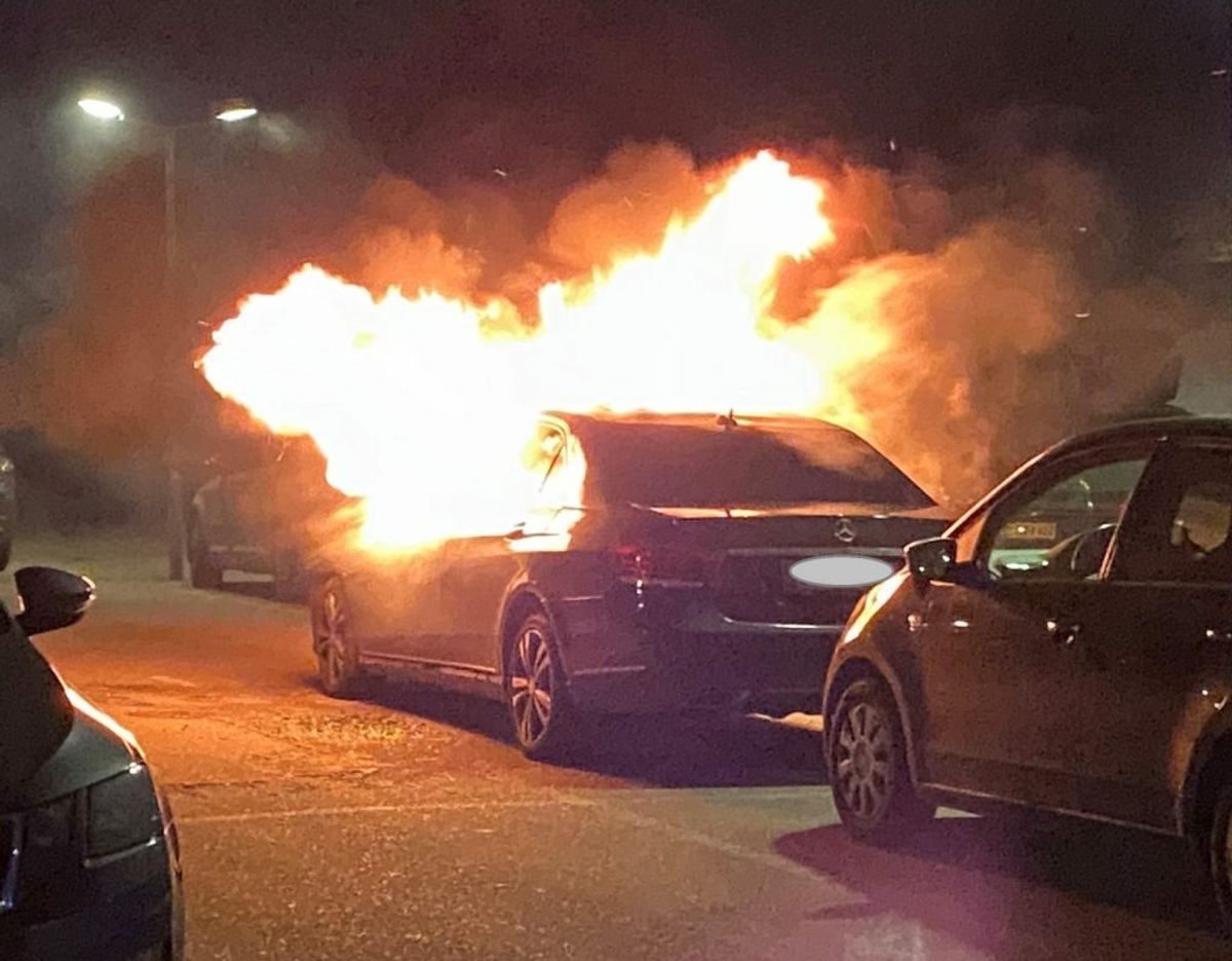 Flammerne stod ud af ruderne på den store Mercedes, da brandfolkene ankom. Foto: Presse-fotos.dk. KLIK VIDERE OG SE FLERE BILLEDER AF BRANDEN