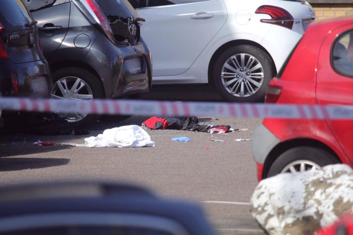 Den unge mand sad i sin bil, da han blev likvideret. Klik for mere. Foto: Presse-fotos.dk
