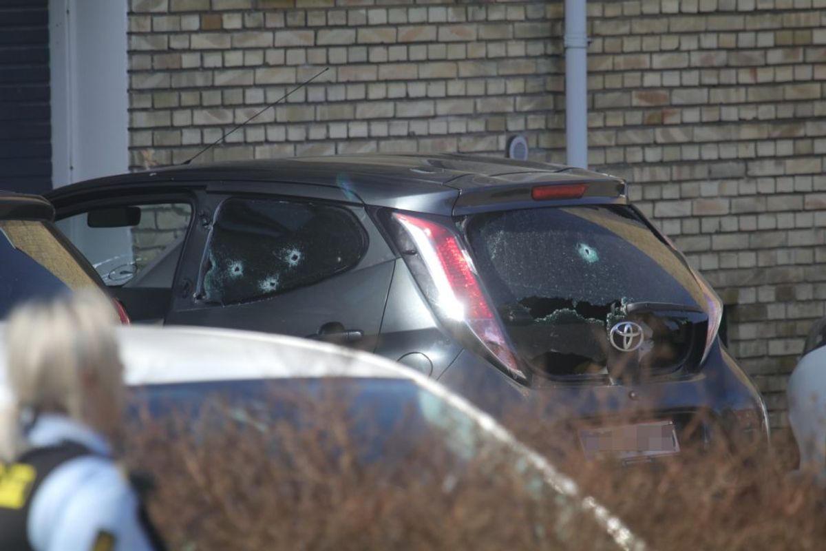 Den unge mand havde netop sat sig ind i sin bil, da han blev skudt. Foto: Presse-fotos.dk