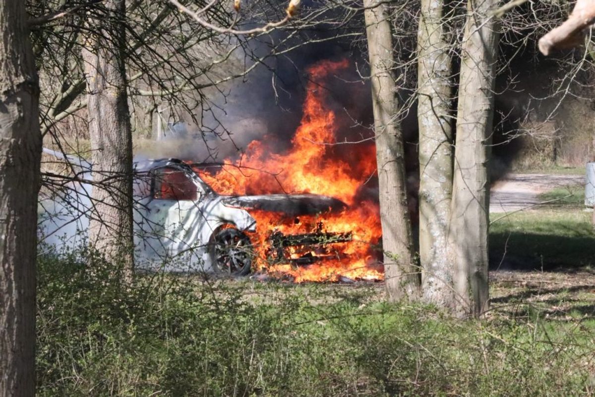 Bilen her – en hvid Nissan Qashquai – blev fundet i brand på Klausdalsbrovej i Herlev. Det vurderes, at der er tale om flugtbilen. Foto: Presse-fotos.dk