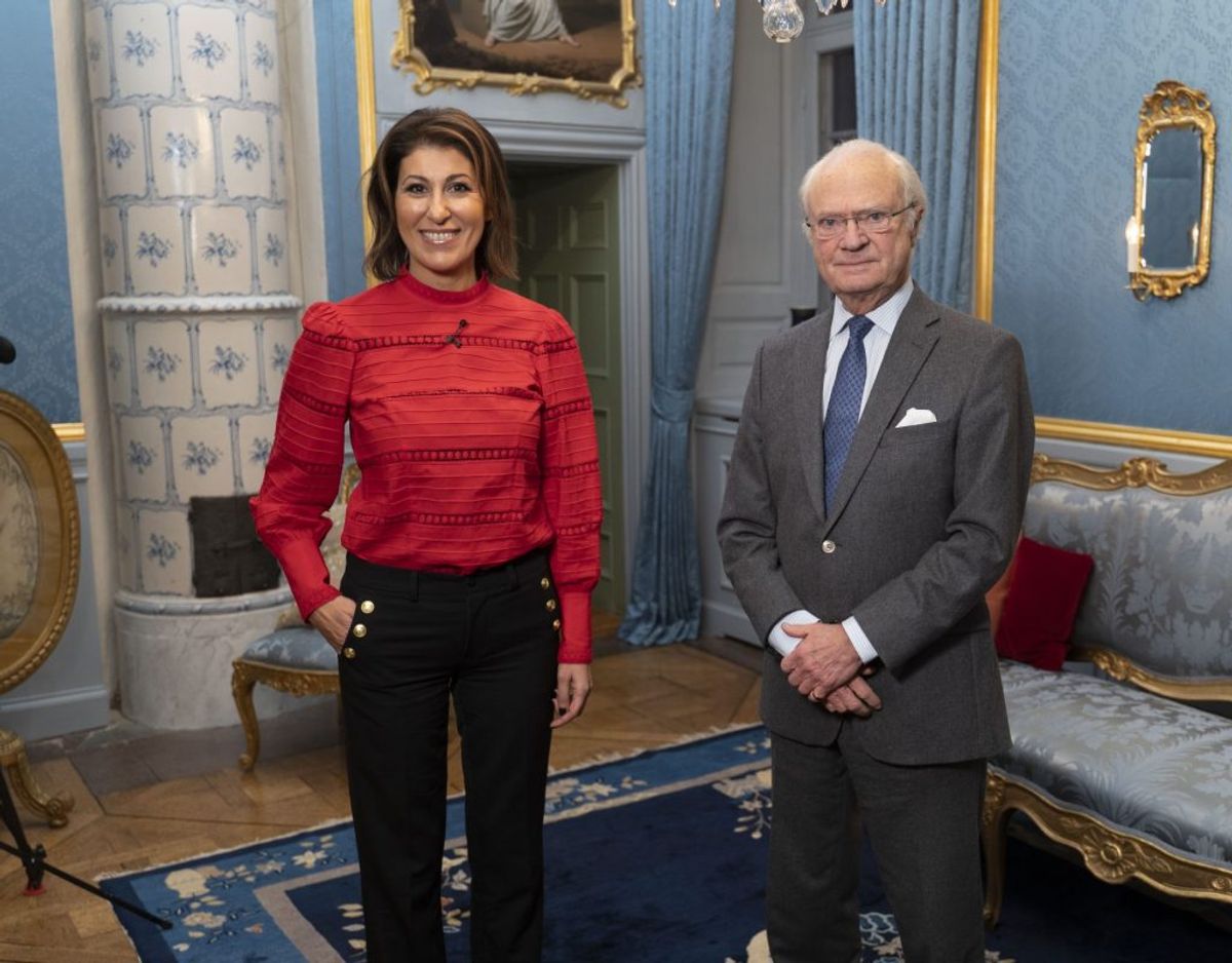 Rania Shemoun Olsson ses her sammen med kong Carl Gustaf på Drottningholm Slot i Stockholm. Klik videre i galleriet for flere billeder. Foto: Johan Österberg/TV4.