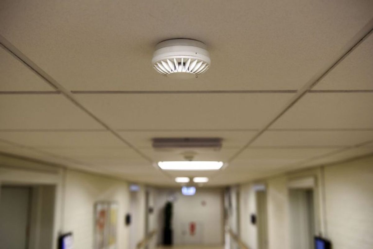 Det er vigtigt, at alarmen kommer til at hænge sådan, at de er langt væk fra vægge og hjørner. Der skal helst være 50 centimeter mellem alarmen og hjørner. Foto: Scanpix.