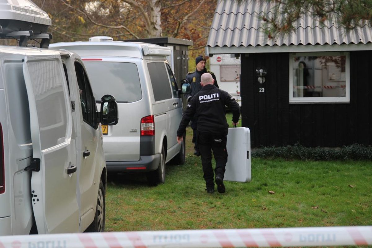 Politiet undersøger Maria From Jakobsens families sommerhus, torsdag. KLIK for flere billeder fra sagen. Foto: Presse-fotos.dk
