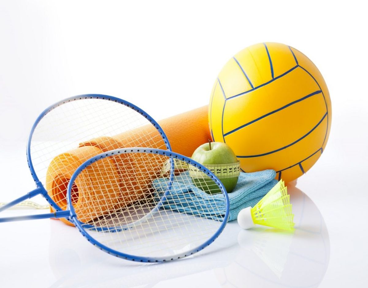 Har du engang været en stjerne i badminton, men ikke rørt ketcheren i årevis? Så er det måske tid til at smide det gamle sportsudstyr ud. Foto: Colourbox